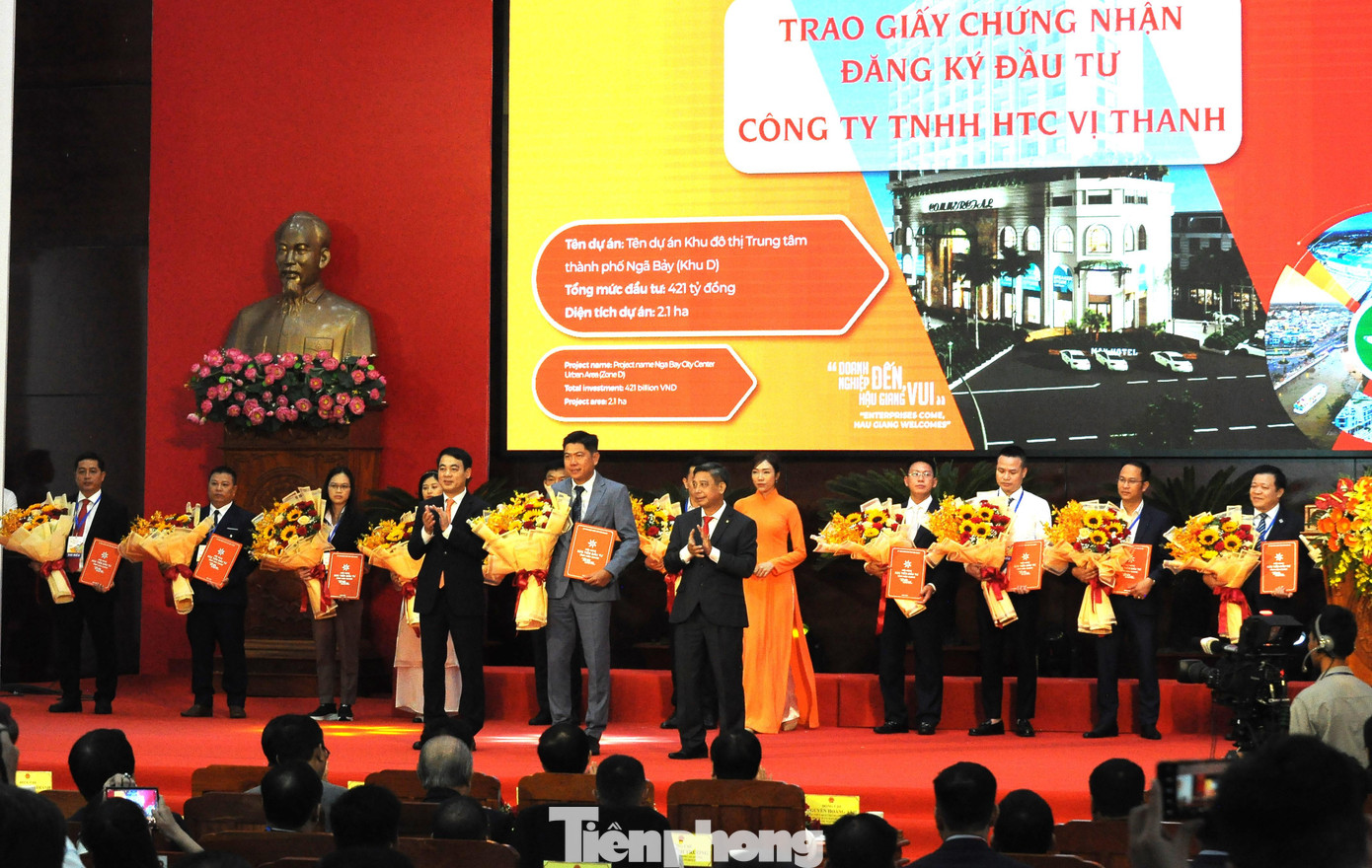 Lãnh đạo tỉnh Hậu Giang trao giấy chứng nhận đầu tư cho 12 dự án, với tổng mức đầu tư 19.000 tỷ đồng. Ảnh: Cảnh Kỳ Lãnh đạo tỉnh Hậu Giang trao giấy chứng nhận đầu tư cho 12 dự án, với tổng mức đầu tư 19.000 tỷ đồng. Ảnh: Cảnh Kỳ