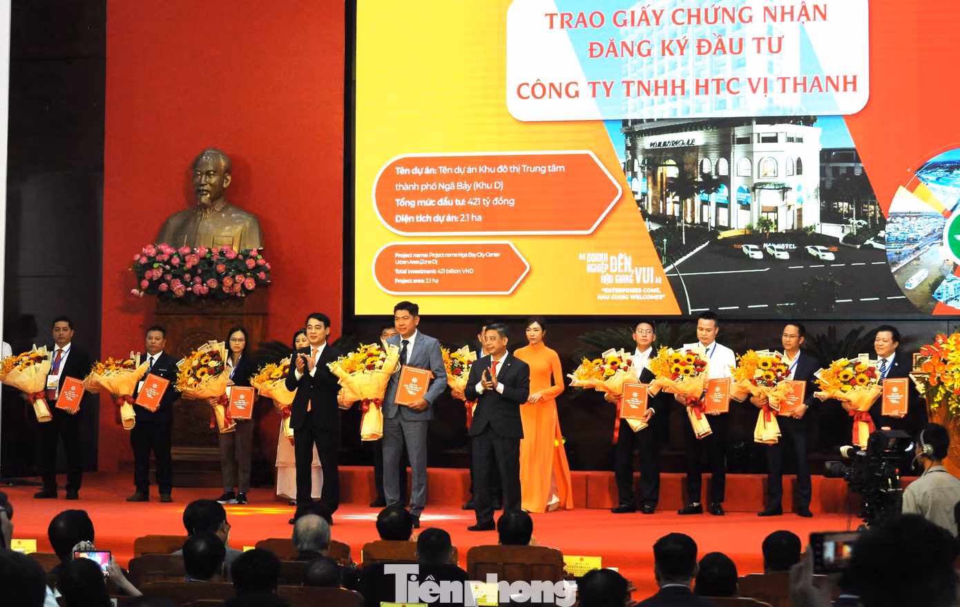 Lãnh đạo tỉnh Hậu Giang trao giấy chứng nhận đầu tư cho 12 dự án, với tổng mức đầu tư 19.000 tỷ đồng. Ảnh: Cảnh Kỳ
