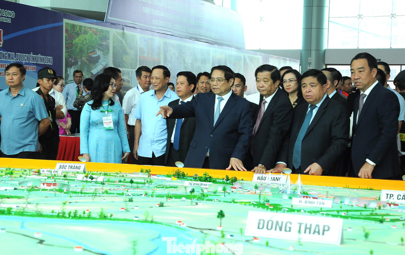 Thủ tướng cùng lãnh đạo các bộ ngành, tỉnh Vĩnh Long xem sa bàn Quy hoạch tỉnh Vĩnh Long (Ảnh: CK).