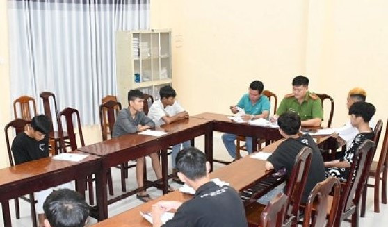 Công an làm việc với nhóm đối tượng. Ảnh: Hồ Giang