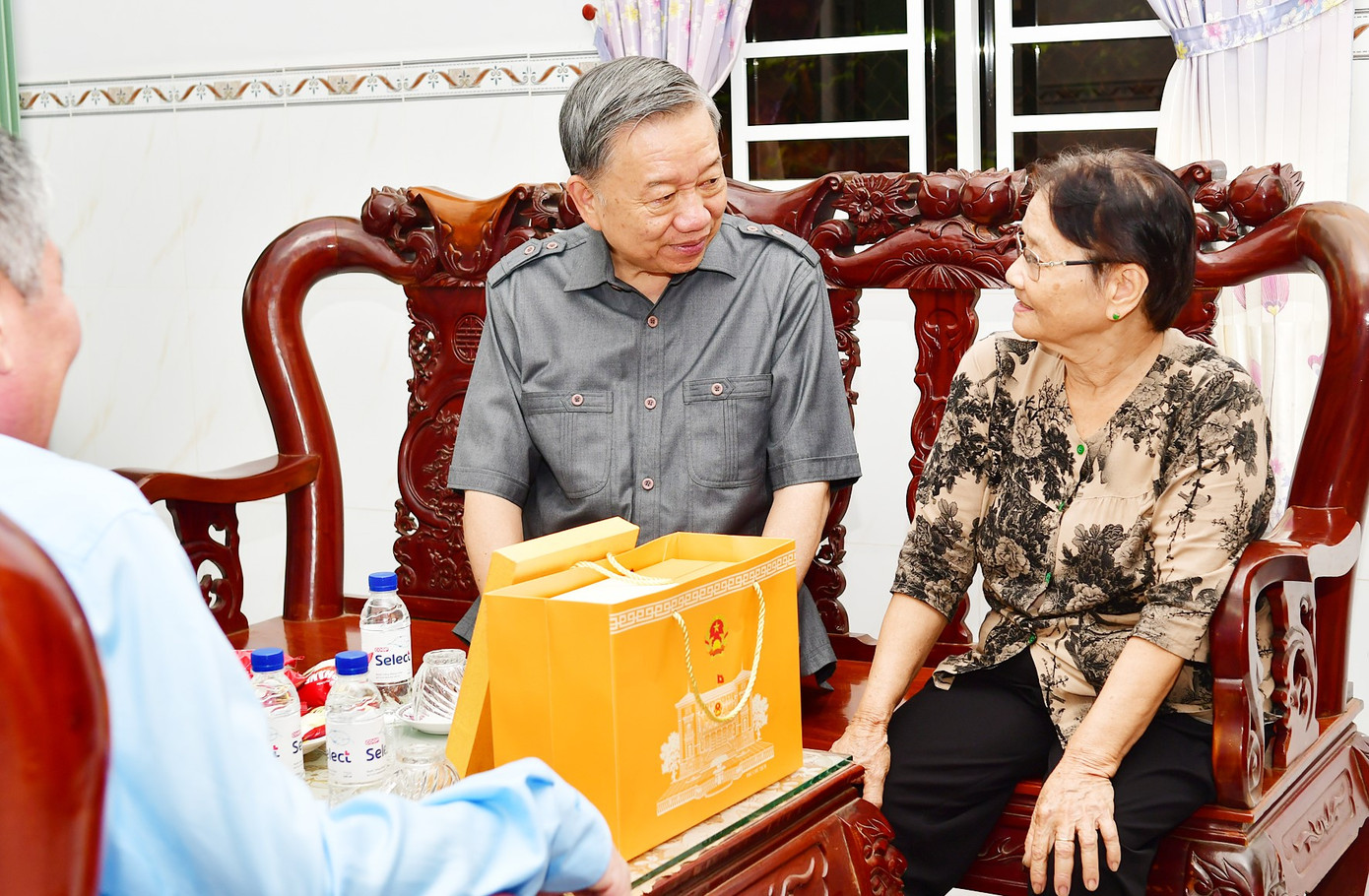 Chủ tịch nước Tô Lâm thăm hỏi Anh hùng lực lượng vũ trang nhân dân Nguyễn Thị Trường.