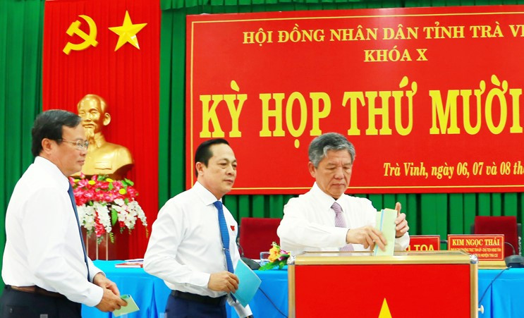 Đại biểu bỏ phiếu tại kỳ họp. Ảnh: Kim Loan.
