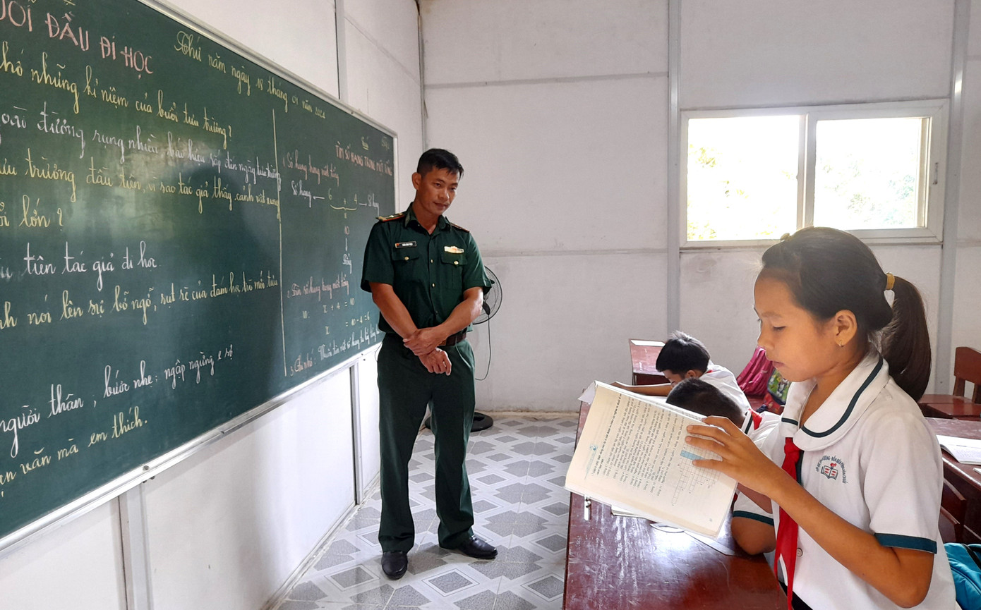 Trên đảo Hòn Chuối hiện chưa có trạm y tế và hệ thống trường học quốc gia. Để trẻ em trên đảo được học tập, một lớp học tình thương ra đời nhiều năm nay do Thiếu tá Trần Bình Phục (Đồn Biên phòng Hòn Chuối) đứng lớp. Hiện nay, lớp học tình thương với các em học sinh từ lớp 1 đến lớp 7 đã được công nhận là một điểm trường trong hệ thống giáo dục của thị trấn Sông Đốc. Trên đảo Hòn Chuối hiện chưa có trạm y tế và hệ thống trường học quốc gia. Để trẻ em trên đảo được học tập, một lớp học tình thương ra đời nhiều năm nay do Thiếu tá Trần Bình Phục (Đồn Biên phòng Hòn Chuối) đứng lớp. Hiện nay, lớp học tình thương với các em học sinh từ lớp 1 đến lớp 7 đã được công nhận là một điểm trường trong hệ thống giáo dục của thị trấn Sông Đốc.