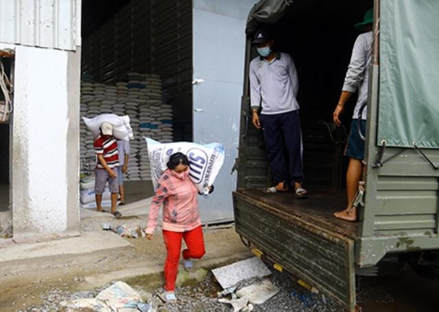 Vận chuyển gạo hỗ trợ TP.HCM. Vận chuyển gạo hỗ trợ TP.HCM.