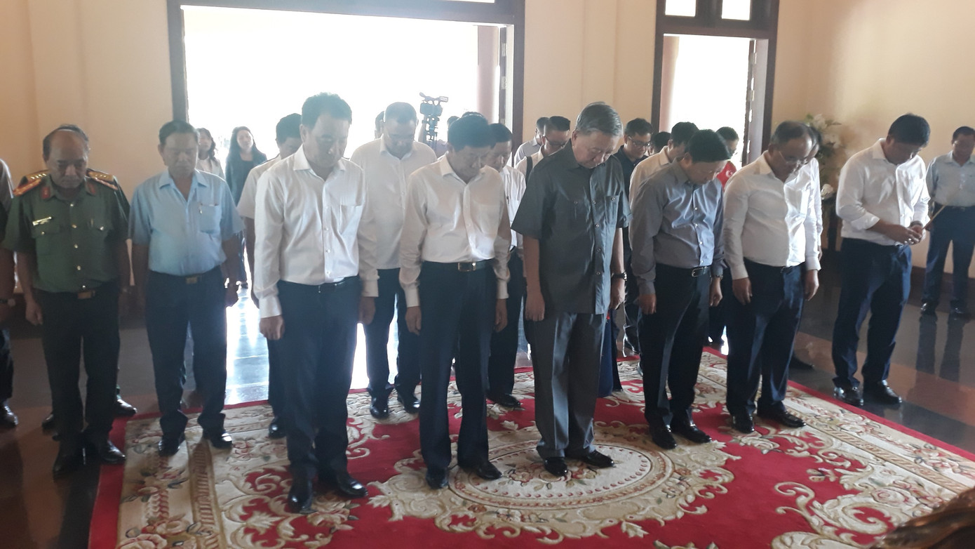 Đoàn công tác dành phút mặc niệm tri ân, tưởng nhớ Thủ tướng Chính phủ Võ Văn Kiệt.