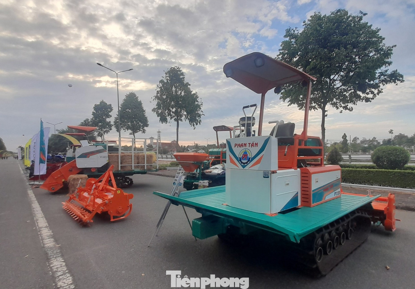 Ở giai đoạn 3, máy móc thay thế sức kéo của súc vật, cơ giới hóa đồng bộ các khâu sản xuất, bảo quản, chế biến và mua bán lúa gạo. Nghề làm nông nói chung và nghề trồng lúa nói riêng có thể đem lại sự khá giả cho hộ gia đình. Ở giai đoạn 3, máy móc thay thế sức kéo của súc vật, cơ giới hóa đồng bộ các khâu sản xuất, bảo quản, chế biến và mua bán lúa gạo. Nghề làm nông nói chung và nghề trồng lúa nói riêng có thể đem lại sự khá giả cho hộ gia đình.