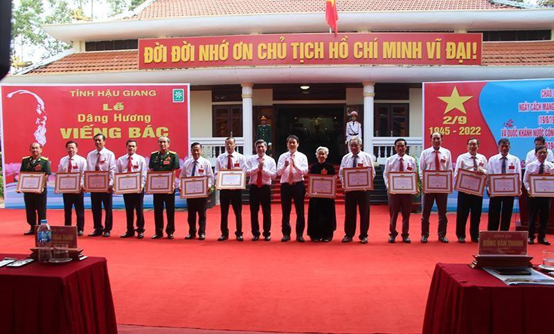 Dịp này, Tỉnh ủy Hậu Giang đã trao Huy hiệu từ 30 năm đến 55 năm tuổi Đảng cho 16 đảng viên.