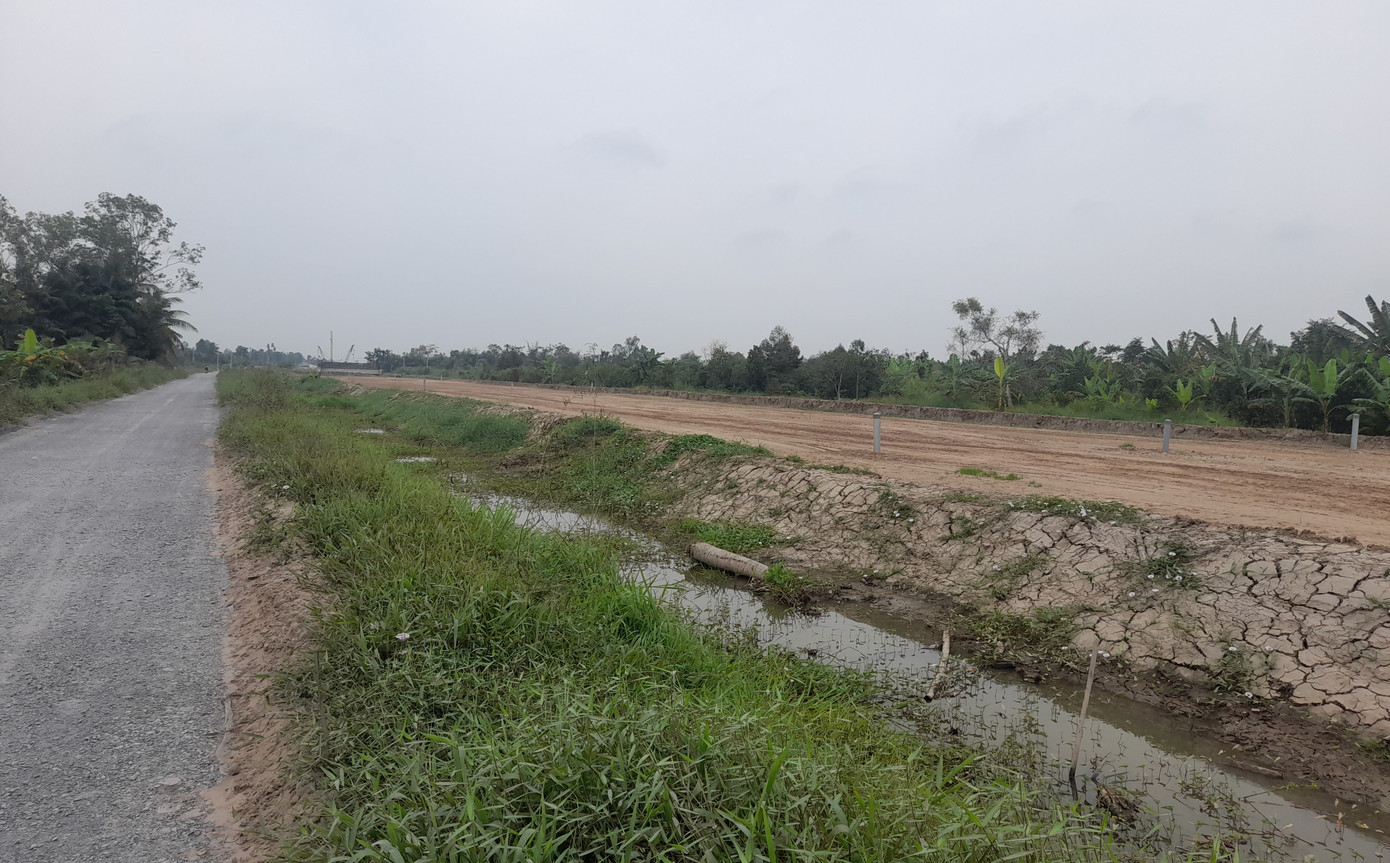 Để đáp ứng nhu cầu cát cho dự án (khoảng 18,4 triệu m3), Thủ tướng giao tỉnh An Giang bố trí 7 triệu m3, Đồng Tháp bố trí 7 triệu m3, Vĩnh Long là 5 triệu m3. Tại chuyến kiểm tra công trường dự án tháng 3/2024, Bộ trưởng Bộ GTVT - Nguyễn Văn Thắng cho biết, các tỉnh đã cấp các mỏ cát theo đúng tinh thần chỉ đạo của Thủ tướng, tuy nhiên dự án vẫn thiếu khoảng 3 triệu m3 cát đắp nền chưa xác định được nguồn.