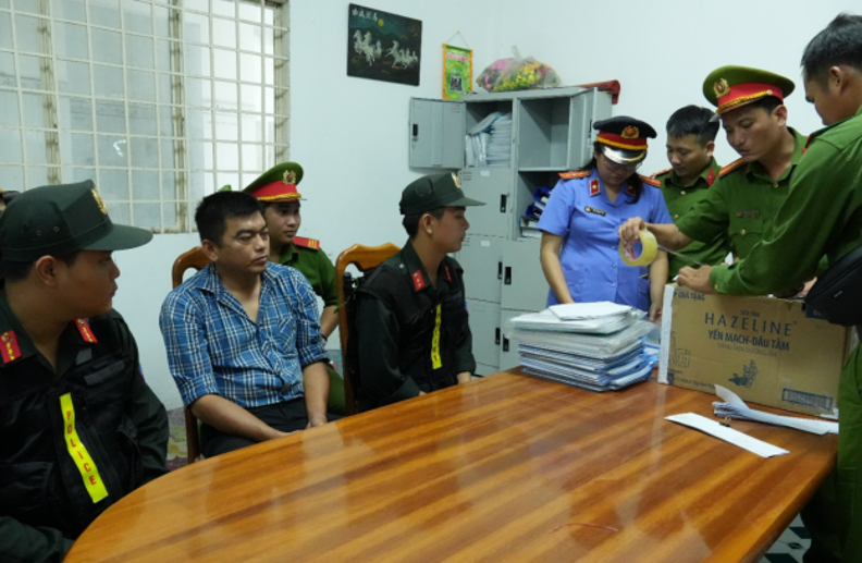 Công an khám xét nơi làm việc của Ngô Minh Khang. Công an khám xét nơi làm việc của Ngô Minh Khang.