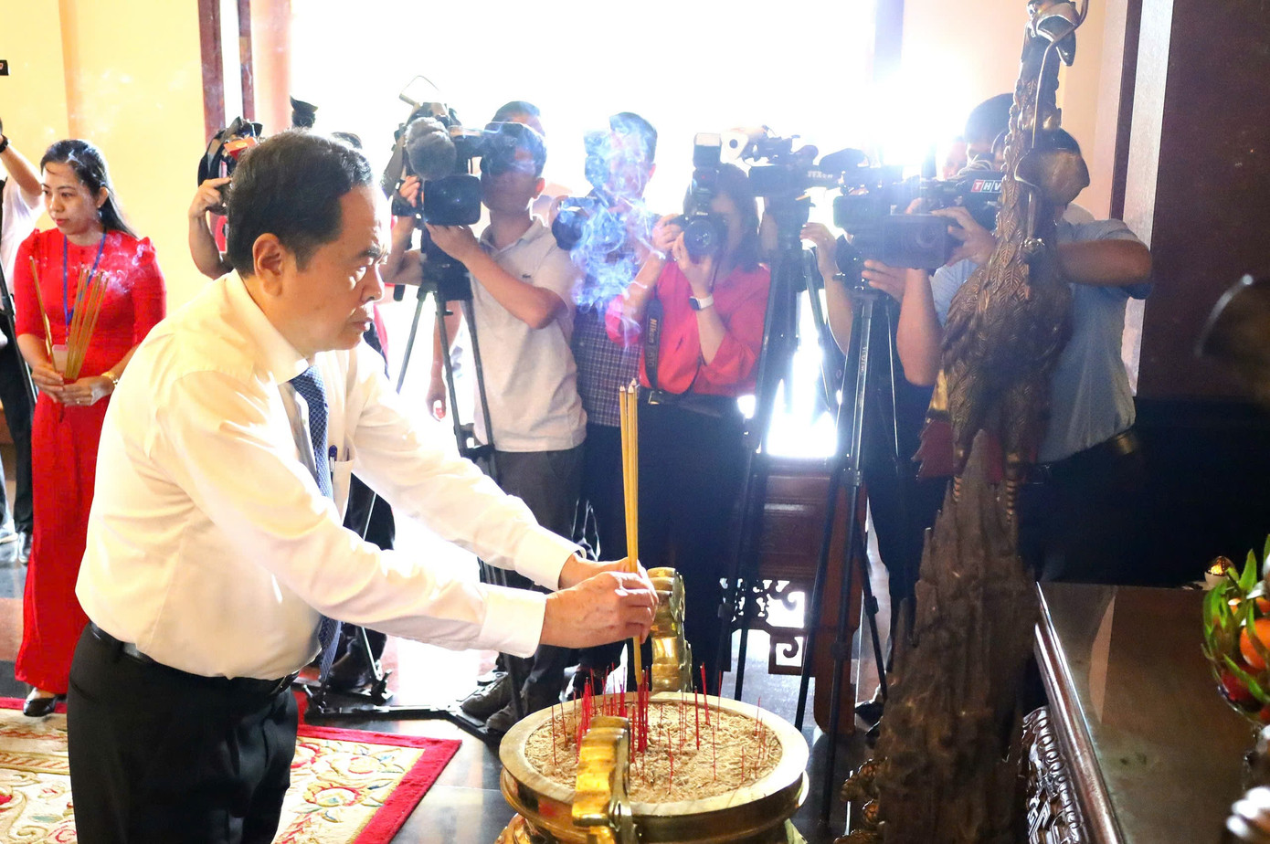 Chủ tịch Quốc hội Trần Thanh Mẫn dâng hương tại Khu lưu niệm Thủ tướng Võ Văn Kiệt. Chủ tịch Quốc hội Trần Thanh Mẫn dâng hương tại Khu lưu niệm Thủ tướng Võ Văn Kiệt.