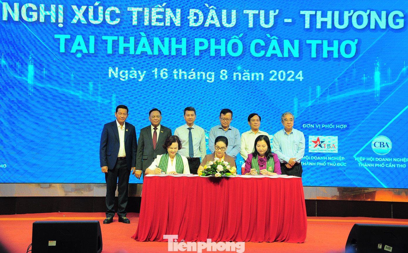 Trung tâm xúc tiến đầu tư, hiệp hội doanh nghiệp của 3 địa phương ký kết ghi nhớ hợp tác. Ảnh: CK. Trung tâm xúc tiến đầu tư, hiệp hội doanh nghiệp của 3 địa phương ký kết ghi nhớ hợp tác. Ảnh: CK.