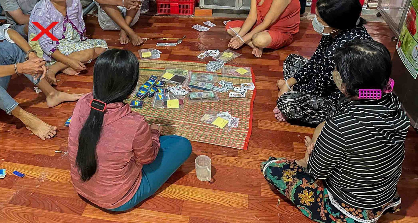 Sới bạc tại nhà bà H. có nhiều phụ nữ tham gia. Sới bạc tại nhà bà H. có nhiều phụ nữ tham gia.