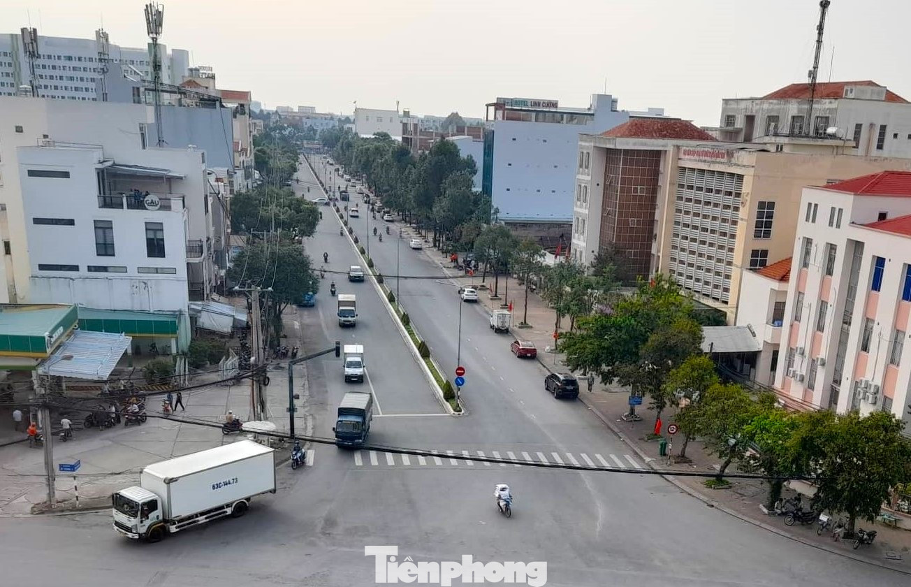 Đường Trần Văn Hoài, 1 trong 7 tuyến đường sẽ triển khai thu phí đỗ xe. Ảnh: Cảnh Kỳ Đường Trần Văn Hoài, 1 trong 7 tuyến đường sẽ triển khai thu phí đỗ xe. Ảnh: Cảnh Kỳ