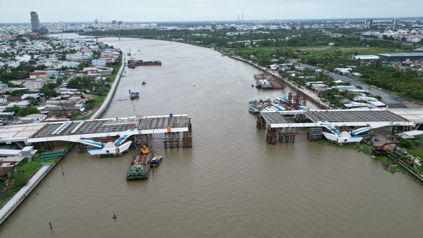 Đây là công trình giao thông cấp I, quy mô 4 làn xe, rộng 23 mét, vận tốc thiết kế 60km/h, tĩnh không thông thuyền 50x7m, thiết kế dạng cầu vòm gồm 3 nhịp kết cấu thép, tổng chiều dài cầu 586 mét.