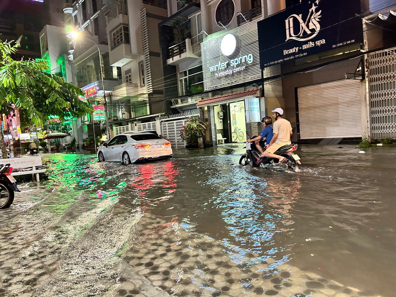 Đường Trần Đại Nghĩa tối 2/4 chìm trong nước.