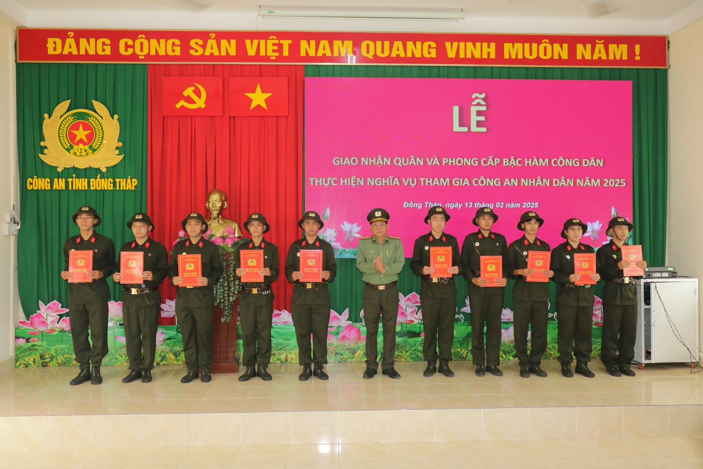 Đại tá Nguyễn Văn Hiểu - Giám đốc Công an tỉnh Đồng Tháp trao quyết định cho các chiến sĩ mới. Đại tá Nguyễn Văn Hiểu - Giám đốc Công an tỉnh Đồng Tháp trao quyết định cho các chiến sĩ mới.