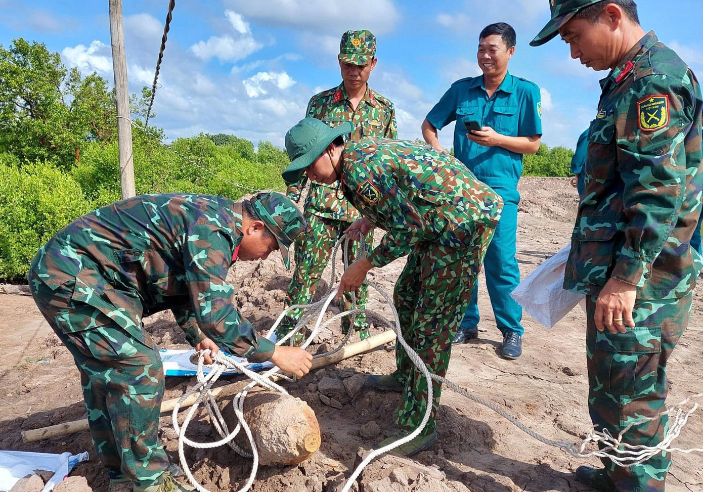 Lực lượng công binh thu gom, xử lý quả bom.