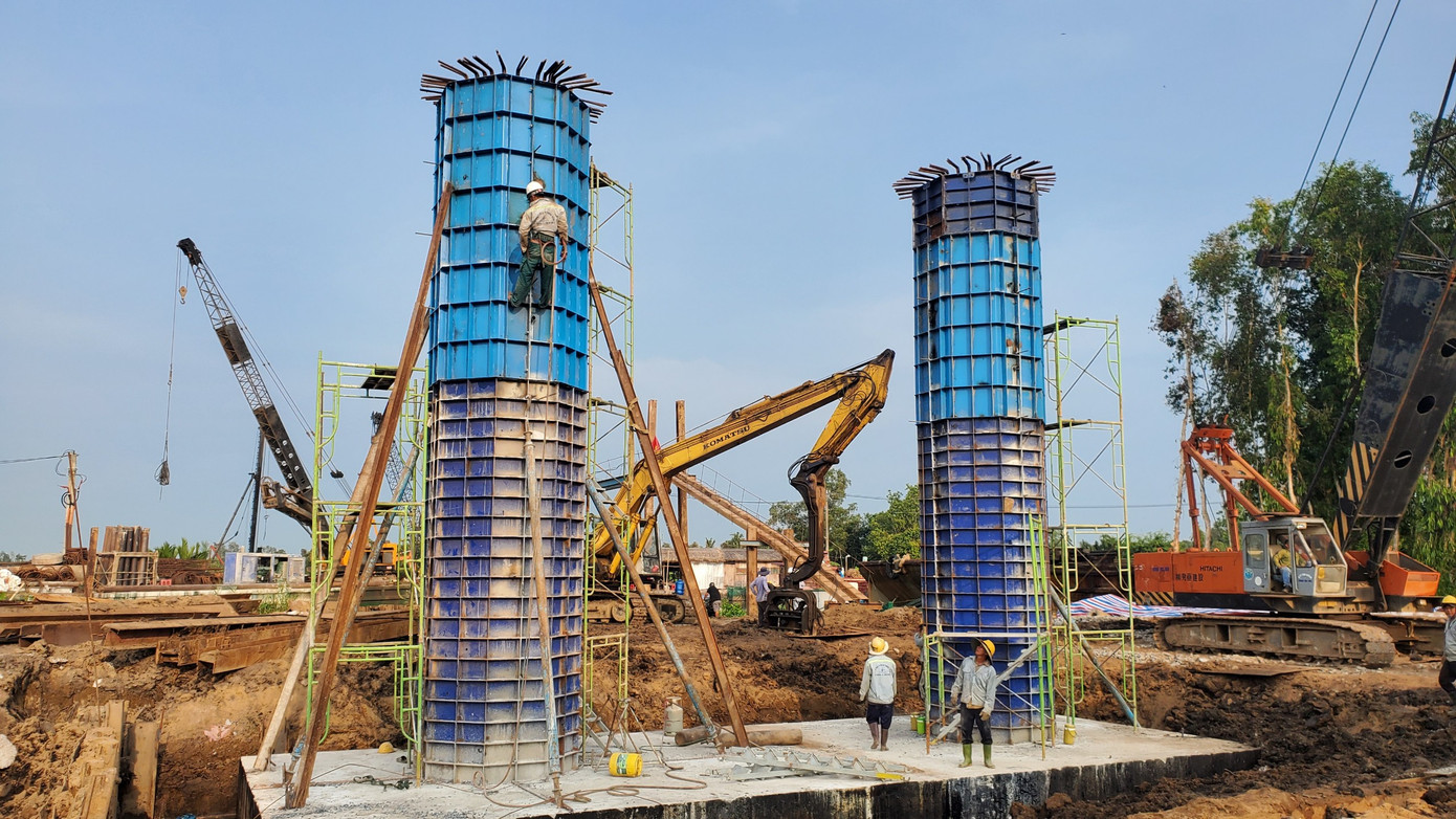 "Mọi năm về ăn Tết cùng gia đình, năm nay không về cũng buồn chứ. Một năm chỉ có một cái Tết để sum họp gia đình, nhưng anh em cũng vì lợi ích chung, phải làm cho kịp tiến độ của công trình", công nhân Nguyễn Văn Hưởng (quê Hậu Giang) tâm sự.