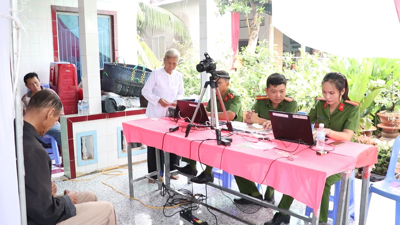 Cơ quan công an tại Vĩnh Long đẩy mạnh đăng ký tài khoản định danh điện tử cho người dân.