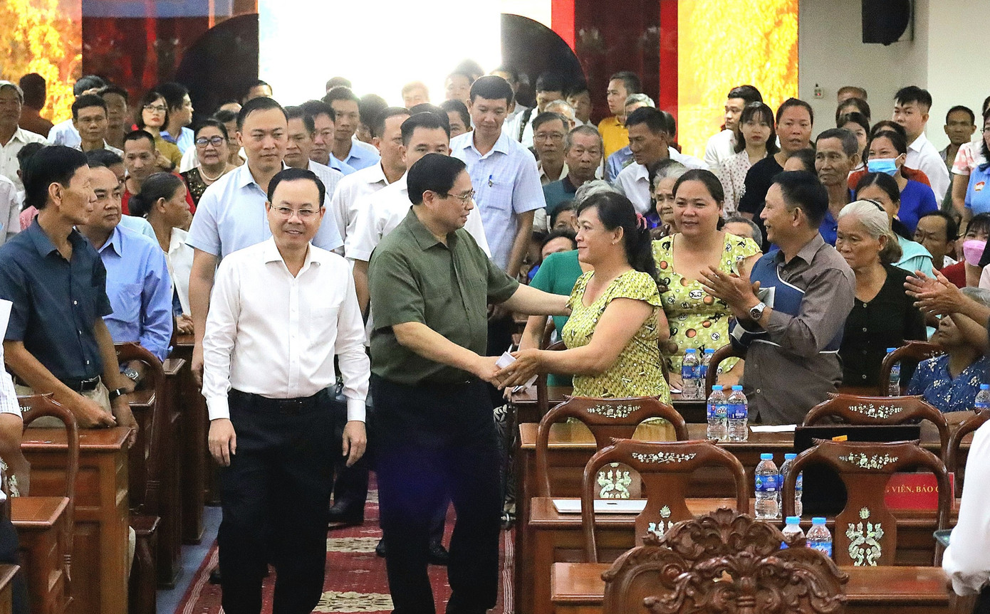 Thủ tướng thăm hỏi người dân tại chương trình.