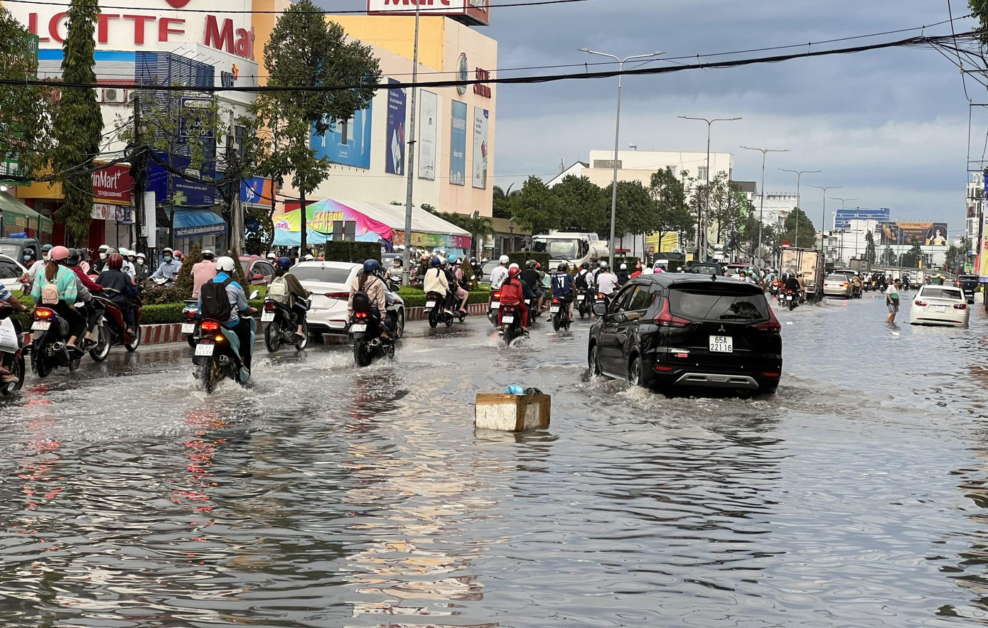 Đài Khí tượng thủy văn thành phố Cần Thơ cho hay, mực nước ghi nhận tại trạm Cần Thơ trên sông Hậu vào sáng 8/10 là 2,16m (cao hơn báo động 3 là 0,16m). Nguyên nhân do triều cường dâng cao kết hợp mưa lớn kéo dài nhiều giờ, cùng với nước thượng nguồn đổ về. Đài Khí tượng thủy văn thành phố Cần Thơ cho hay, mực nước ghi nhận tại trạm Cần Thơ trên sông Hậu vào sáng 8/10 là 2,16m (cao hơn báo động 3 là 0,16m). Nguyên nhân do triều cường dâng cao kết hợp mưa lớn kéo dài nhiều giờ, cùng với nước thượng nguồn đổ về.