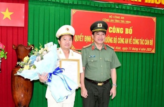 Đại tá Nguyễn Thanh Hải - Giám đốc Công an tỉnh Trà Vinh trao quyết định cho Đại tá Lê Văn Tư. Đại tá Nguyễn Thanh Hải - Giám đốc Công an tỉnh Trà Vinh trao quyết định cho Đại tá Lê Văn Tư.