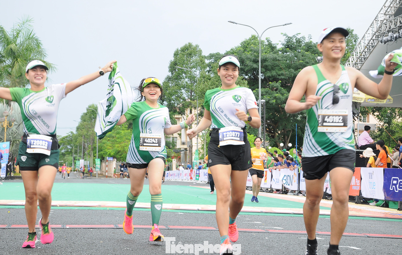 Mekong Delta Marathon năm 2023 thu hút trên 9.000 vận động viên tham gia. Ảnh: CK