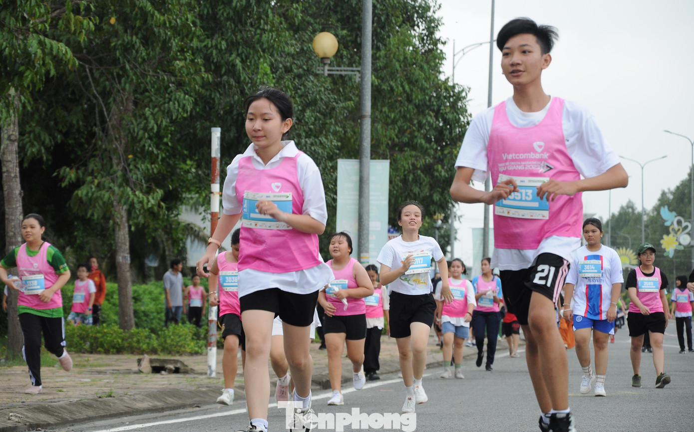 Vận động viên chạy tại Mekong Delta Marathon lần thứ IV năm 2023. Ảnh: CK