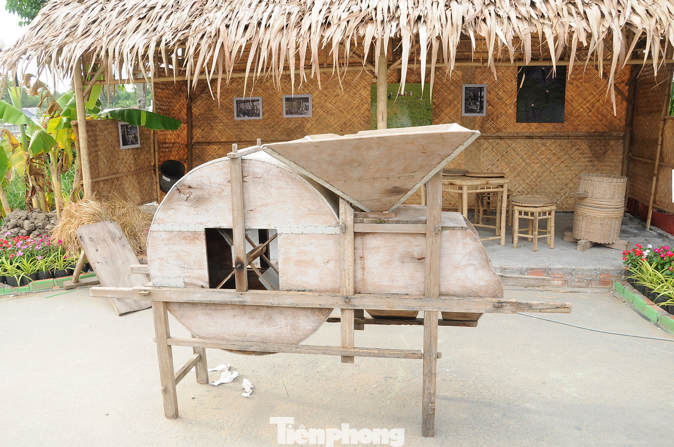 Giai đoạn 2 là thời kỳ kinh tế tiểu nông, sử dụng trâu, bò… làm sức kéo; cấy lúa bằng cây nọc, trồng lúa mùa, thâm canh; xuất hiện máy cày tay trong vài hộ gia đình có điều kiện. Các mô hình nông cụ thời kỳ này được triển lãm như: máy cày tay, vòng gặt, cặp đập lúa, máy tuốt lúa bằng tay, gốc rạ bẻ cò, bao lúa, lưỡi liềm, dao gặt, nhíp, xuồng máy… Giai đoạn 2 là thời kỳ kinh tế tiểu nông, sử dụng trâu, bò… làm sức kéo; cấy lúa bằng cây nọc, trồng lúa mùa, thâm canh; xuất hiện máy cày tay trong vài hộ gia đình có điều kiện. Các mô hình nông cụ thời kỳ này được triển lãm như: máy cày tay, vòng gặt, cặp đập lúa, máy tuốt lúa bằng tay, gốc rạ bẻ cò, bao lúa, lưỡi liềm, dao gặt, nhíp, xuồng máy…