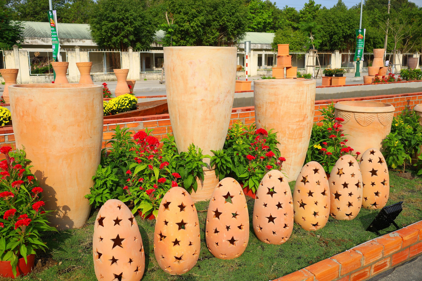 Đường gốm và hoa dài 700m, rộng hơn 9m, sử dụng trên 2.000 sản phẩm gốm đỏ các loại của địa phương sản xuất, trải dài từ cổng chào đến khu hành chính tỉnh. Đường gốm và hoa dài 700m, rộng hơn 9m, sử dụng trên 2.000 sản phẩm gốm đỏ các loại của địa phương sản xuất, trải dài từ cổng chào đến khu hành chính tỉnh.