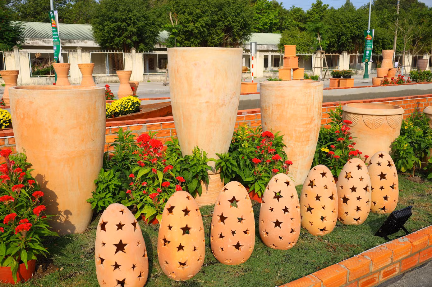 Đường gốm và hoa dài 700m, rộng hơn 9m, sử dụng trên 2.000 sản phẩm gốm đỏ các loại của địa phương sản xuất, trải dài từ cổng chào đến khu hành chính tỉnh.