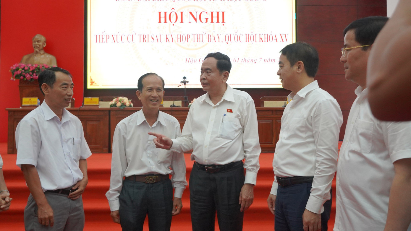 Chủ tịch Quốc hội cùng các đại biểu tại hội nghị.