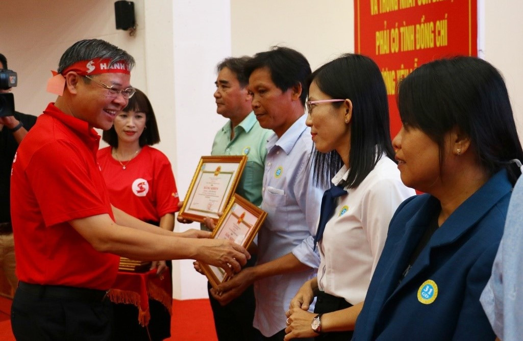 Phó Chủ tịch UBND tỉnh Hậu Giang - ông Trương Cảnh Tuyên trao bằng khen cho các hộ gia đình có thành tích xuất sắc trong phong trào hiến máu tình nguyện. Phó Chủ tịch UBND tỉnh Hậu Giang - ông Trương Cảnh Tuyên trao bằng khen cho các hộ gia đình có thành tích xuất sắc trong phong trào hiến máu tình nguyện.