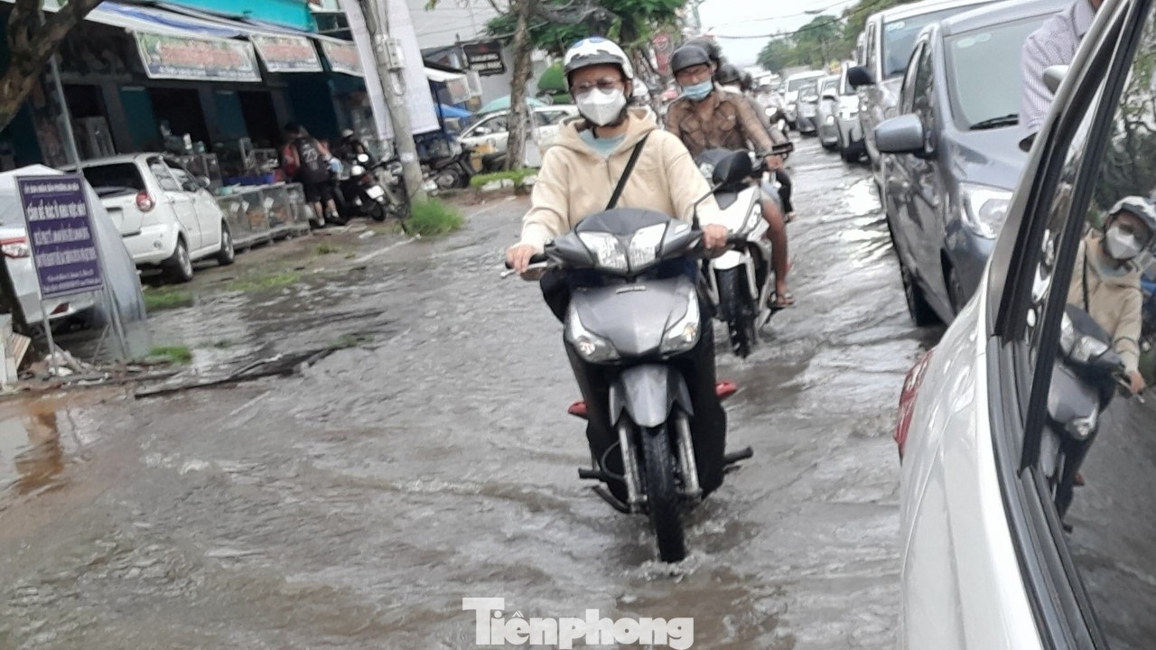 Đường Cách Mạng Tháng Tám đoạn qua quận Ninh Kiều, một trong những tuyến đường thường xuyên ngập sâu do triều cường. Ảnh: Cảnh Kỳ