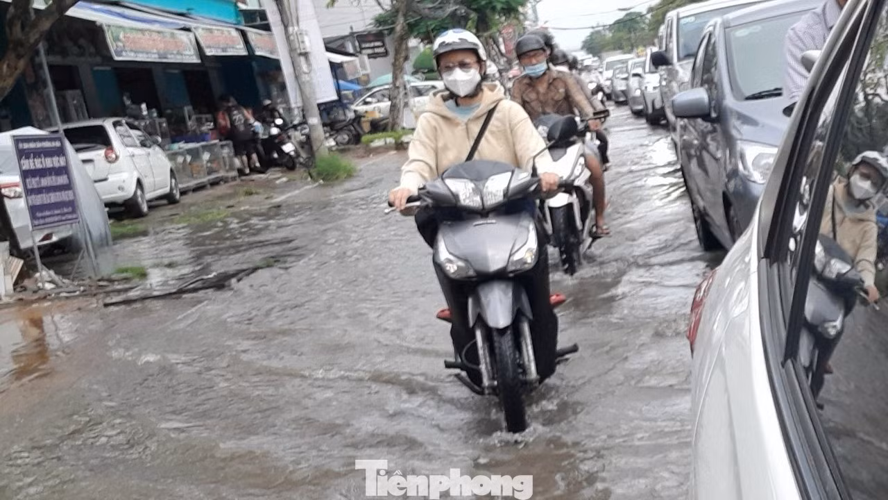 Đường Cách Mạng Tháng Tám đoạn qua quận Ninh Kiều, một trong những tuyến đường thường xuyên ngập sâu do triều cường. Ảnh: Cảnh Kỳ Đường Cách Mạng Tháng Tám đoạn qua quận Ninh Kiều, một trong những tuyến đường thường xuyên ngập sâu do triều cường. Ảnh: Cảnh Kỳ