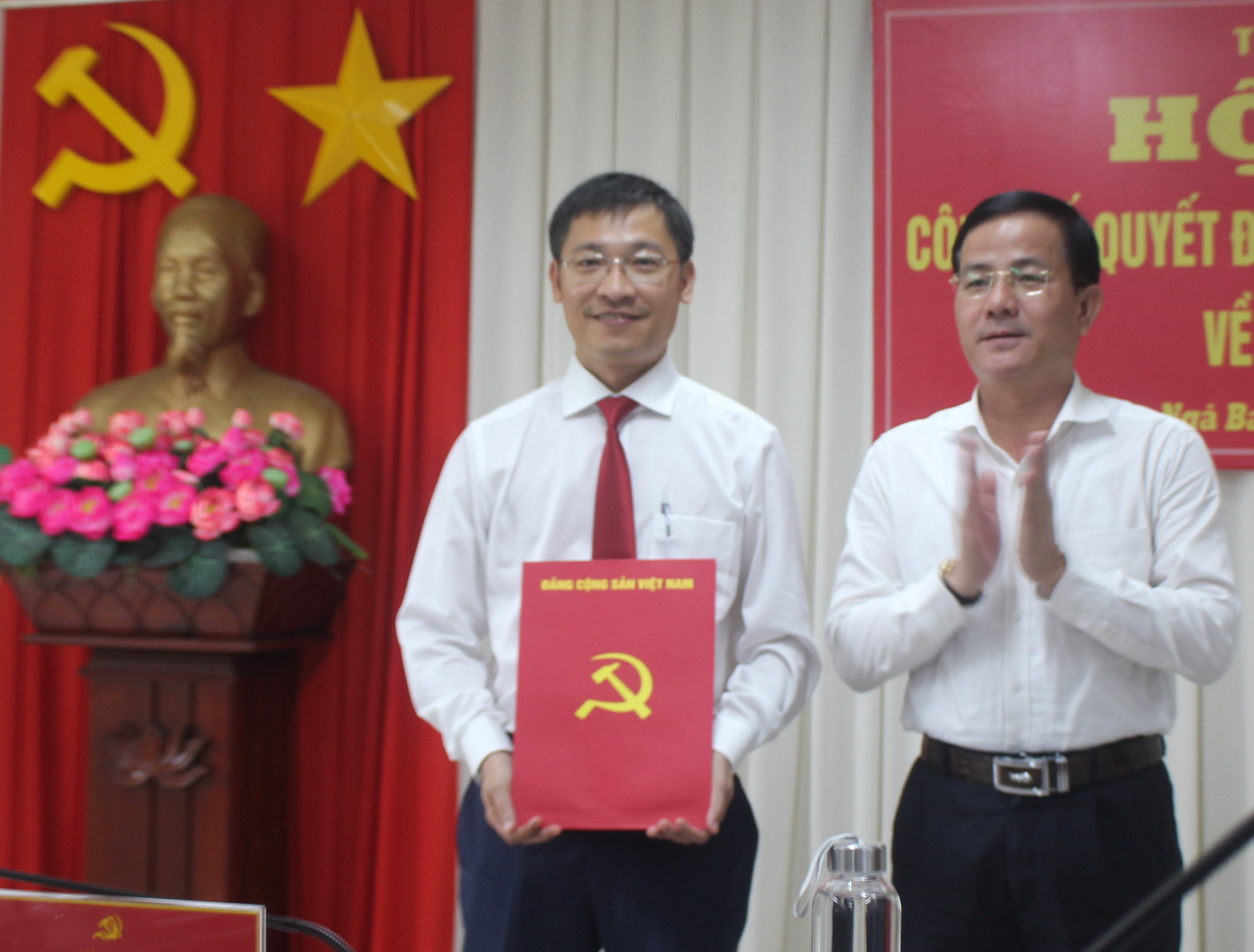 Ông Trần Văn Huyến - Phó Bí thư Thường trực Tỉnh ủy, Chủ tịch HĐND tỉnh Hậu Giang trao quyết định cho ông Lê Hoàng Xuyên. Ông Trần Văn Huyến - Phó Bí thư Thường trực Tỉnh ủy, Chủ tịch HĐND tỉnh Hậu Giang trao quyết định cho ông Lê Hoàng Xuyên.