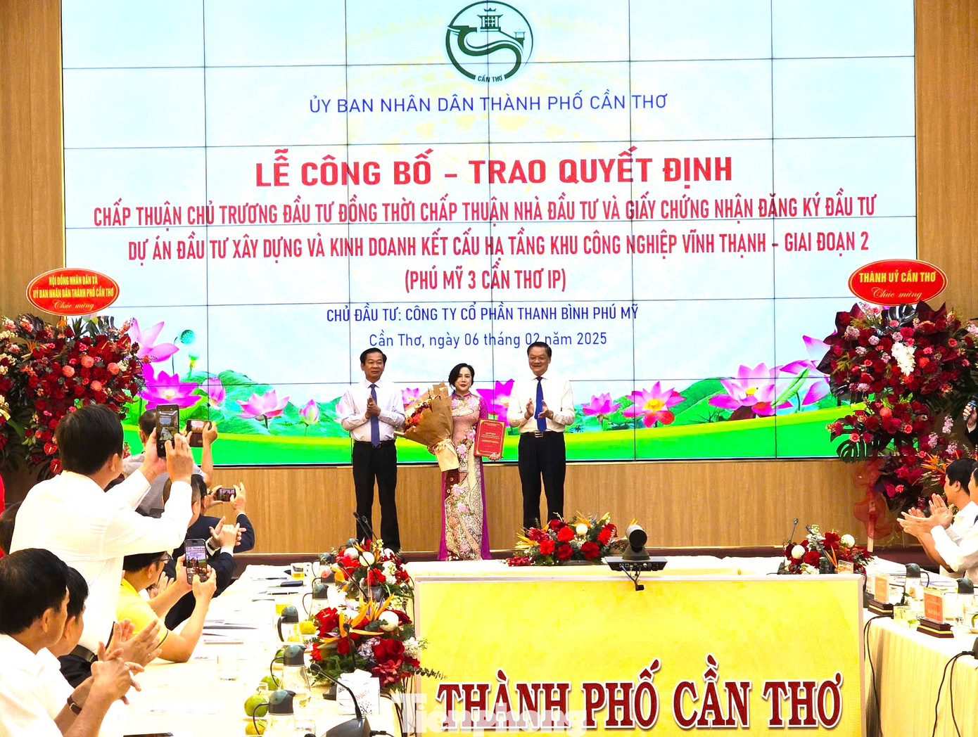 Lãnh đạo Cần Thơ trao quyết định chủ trương đầu tư Dự án Khu công nghiệp Phú Mỹ 3 Cần Thơ IP cho nhà đầu tư. Ảnh: CK Lãnh đạo Cần Thơ trao quyết định chủ trương đầu tư Dự án Khu công nghiệp Phú Mỹ 3 Cần Thơ IP cho nhà đầu tư. Ảnh: CK