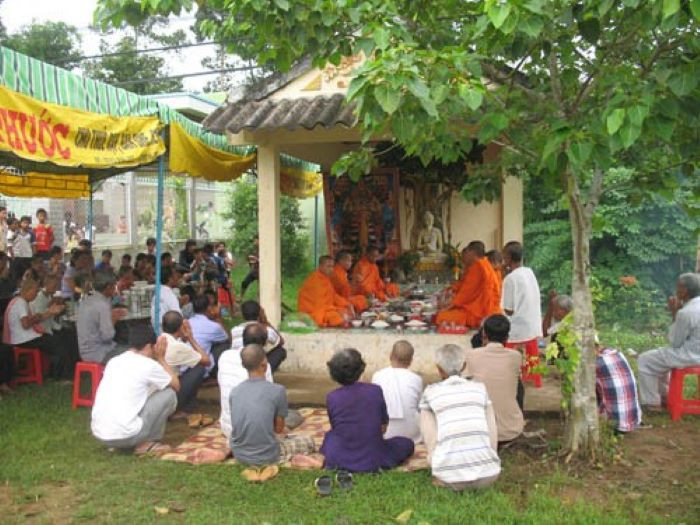 Lễ cúng Néak Tà tại ấp Qui Nông A, xã Hòa Lợi, huyện Châu Thành, tỉnh Trà Vinh. Ảnh: TL.