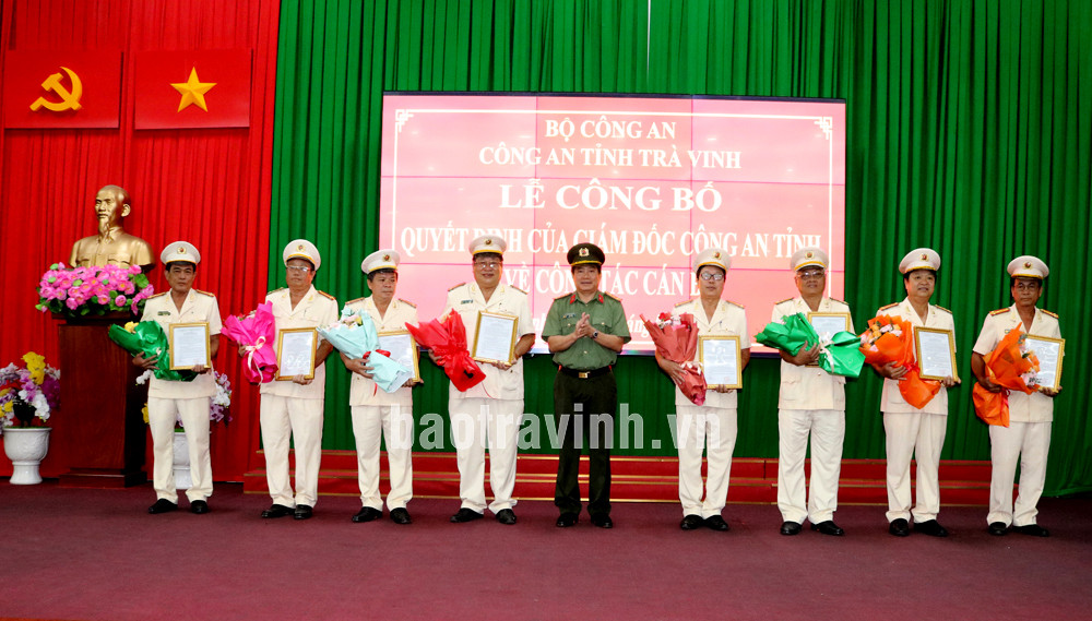 Lãnh đạo Công an tỉnh Trà Vinh trao quyết định cho các cán bộ (Ảnh: Phạm Hơn-BTV)
