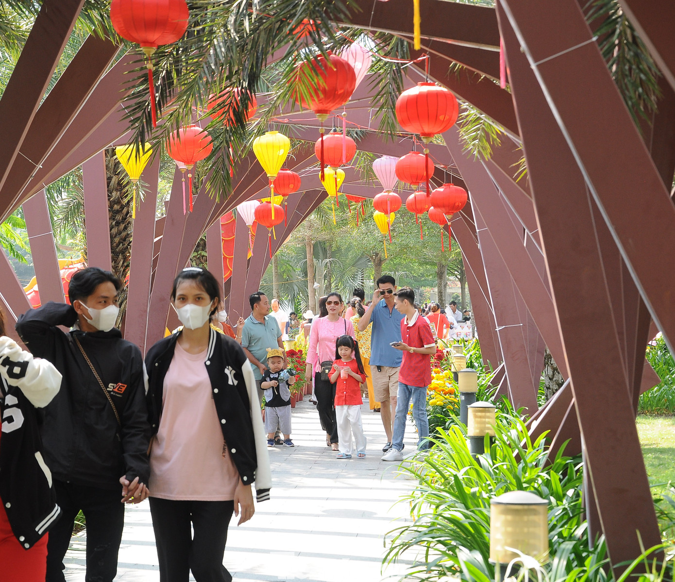 Vườn hoa được thiết kế với 14 tiểu cảnh mang hình ảnh Tết xưa, linh vật rồng...