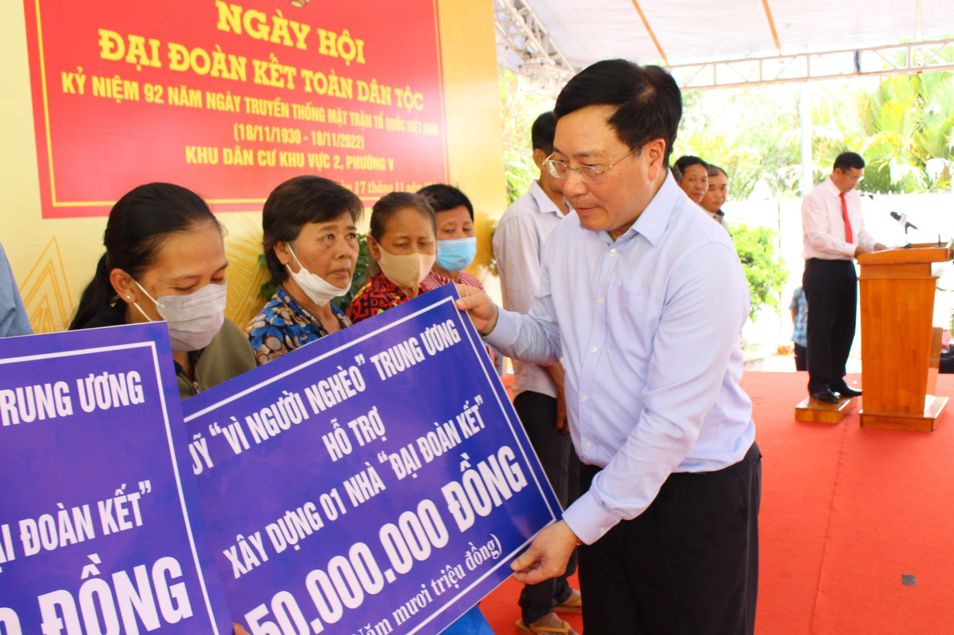 Phó Thủ tướng Phạm Bình Minh trao Quỹ Vì người nghèo Trung ương hỗ trợ 10 căn nhà Đại đoàn kết cho hộ nghèo trên địa bàn tỉnh Hậu Giang.