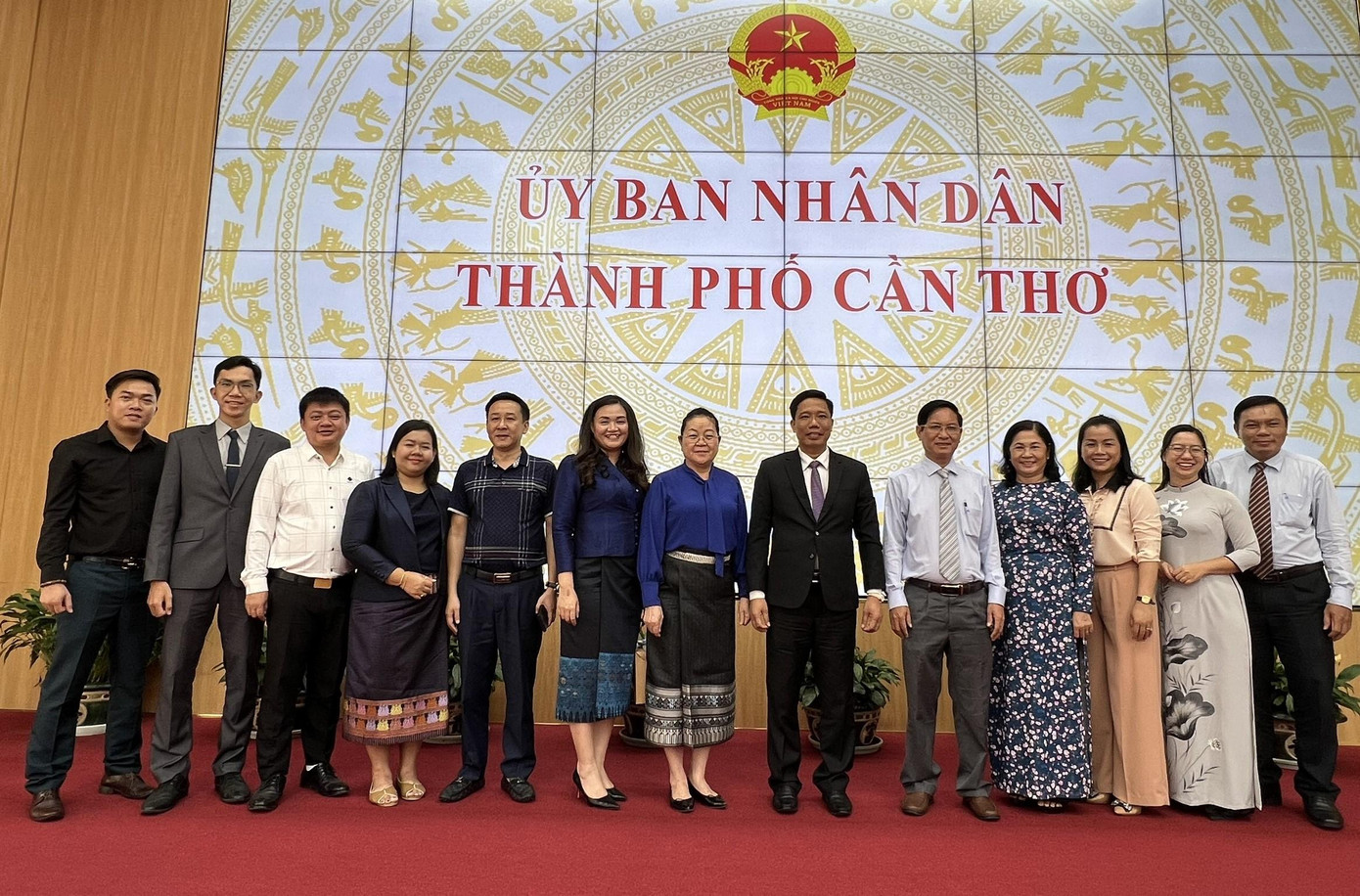 Tổng Lãnh sự Lào chụp ảnh lưu niệm cùng lãnh đạo UBND TP Cần Thơ. Tổng Lãnh sự Lào chụp ảnh lưu niệm cùng lãnh đạo UBND TP Cần Thơ.