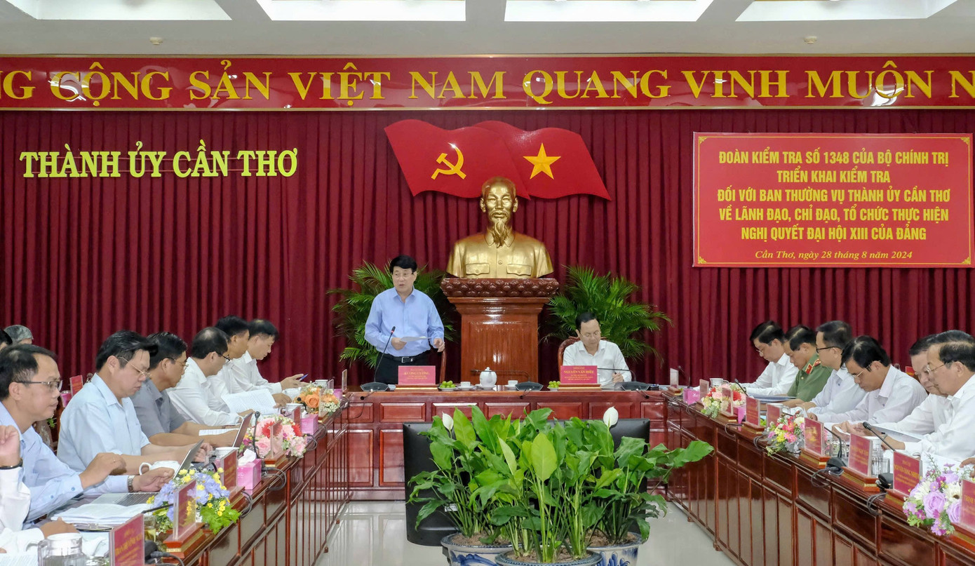Quang cảnh buổi làm việc. Quang cảnh buổi làm việc.
