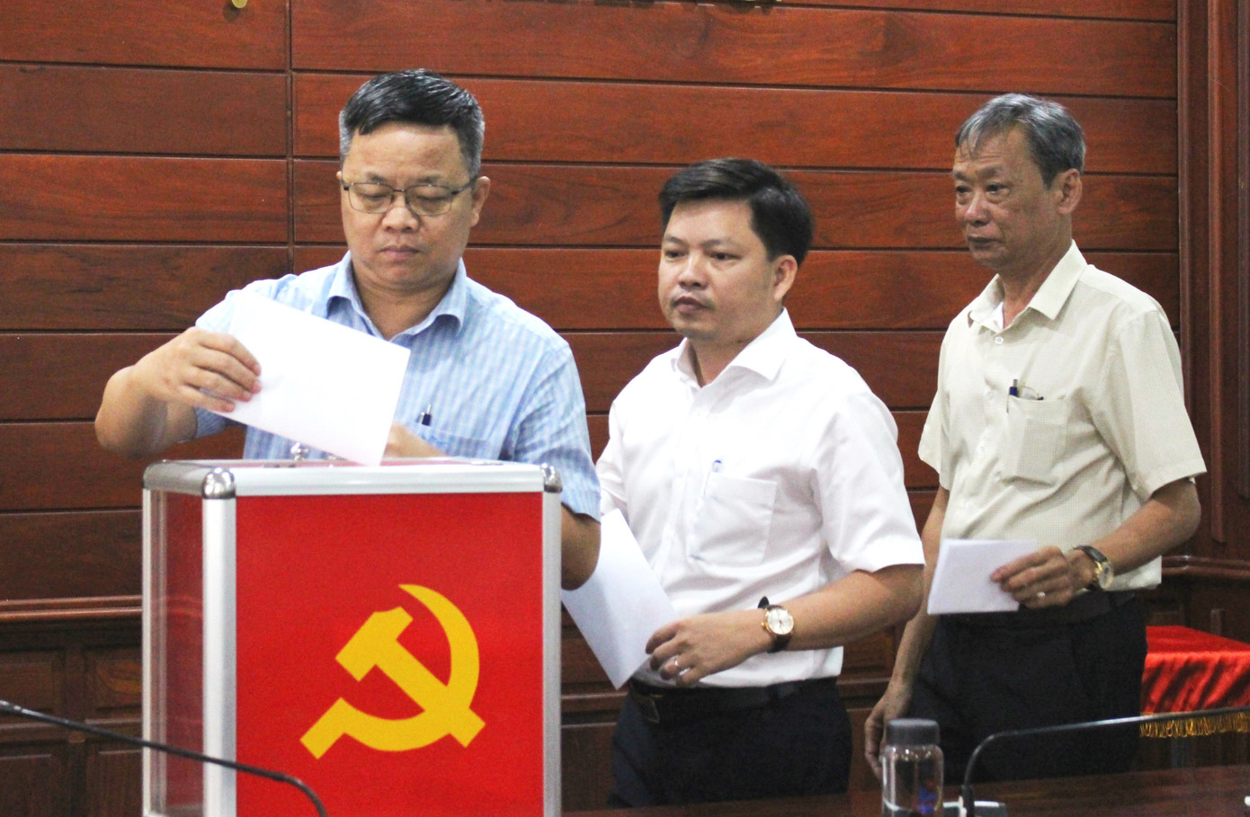 Đại biểu bỏ phiếu.