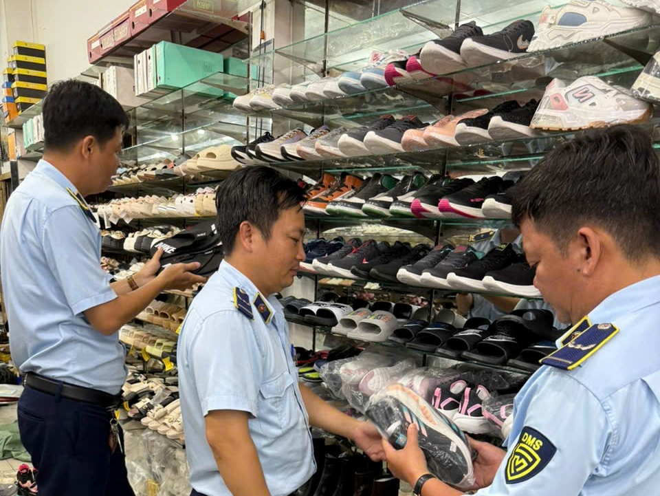 Lực lượng QLTT kiểm tra hộ kinh doanh giày dép ở phường An Phú, quận Ninh Kiều. Lực lượng QLTT kiểm tra hộ kinh doanh giày dép ở phường An Phú, quận Ninh Kiều.