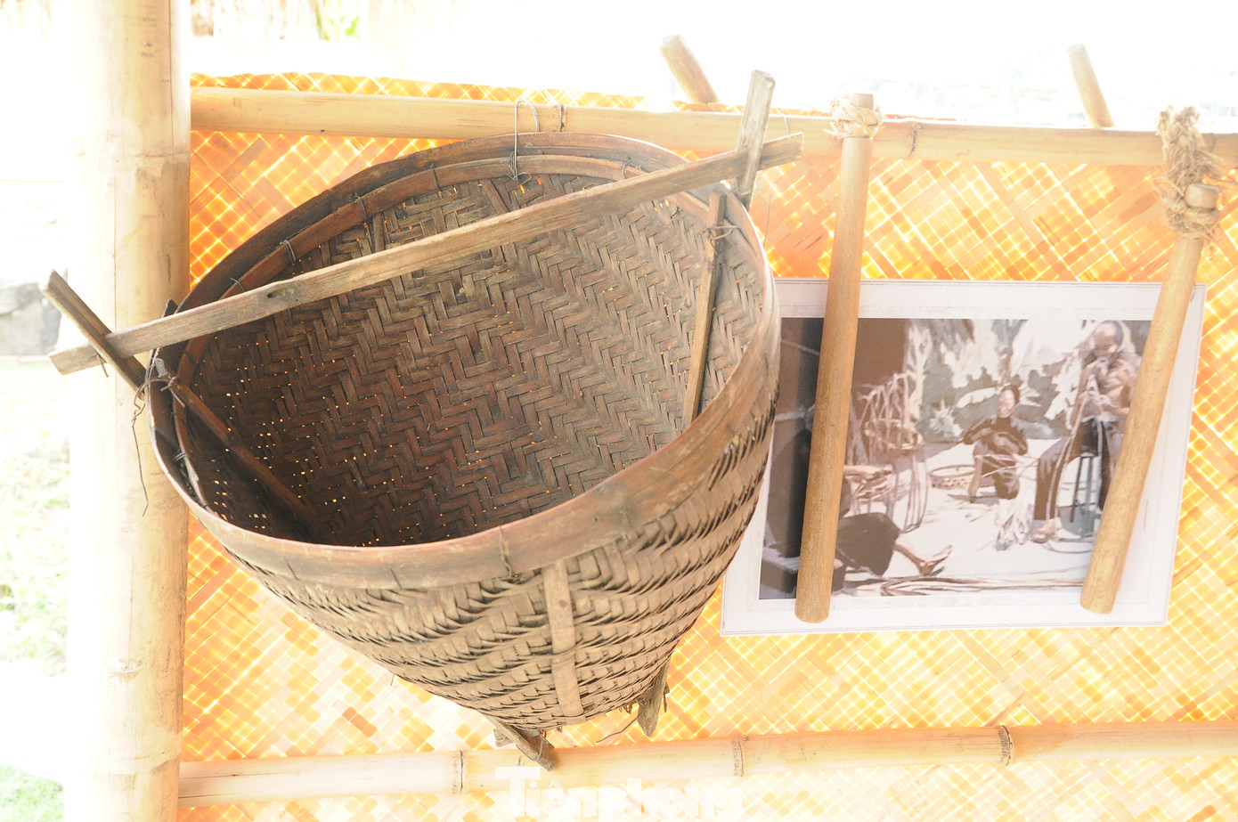 Giai đoạn 1 là thời kỳ sản xuất nông nghiệp sơ khai, sử dụng sức lao động của con người là chủ yếu; một số ít hộ có điều kiện thì sử dụng súc vật làm sức kéo. Triển lãm có các mô hình công cụ lao động như: áo tơi, gàu tát nước, cuốc, xẻng, mai, thuổng, đòn xóc, đòn gánh, quang gánh, cày, bừa, cối xay lúa, cối xay bột, cối giã gạo, néo đập lúa, trục lăn, cối đá lỗ, thúng, mủng, dần, sàng, nong, nia, xảo, rổ, xuồng bè… Giai đoạn 1 là thời kỳ sản xuất nông nghiệp sơ khai, sử dụng sức lao động của con người là chủ yếu; một số ít hộ có điều kiện thì sử dụng súc vật làm sức kéo. Triển lãm có các mô hình công cụ lao động như: áo tơi, gàu tát nước, cuốc, xẻng, mai, thuổng, đòn xóc, đòn gánh, quang gánh, cày, bừa, cối xay lúa, cối xay bột, cối giã gạo, néo đập lúa, trục lăn, cối đá lỗ, thúng, mủng, dần, sàng, nong, nia, xảo, rổ, xuồng bè…