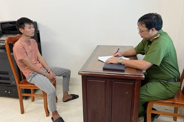 Nguyễn Hữu Dương tại cơ quan công an.