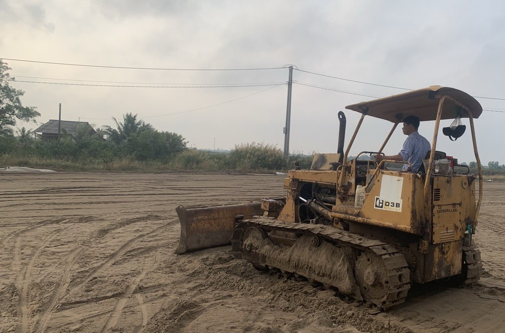 Dự án được khởi công từ ngày 1/1/2023, đến nay sản lượng thi công đạt 4.091/18.812 tỷ đồng (21,7%), trong khi kế hoạch năm 2023 đặt ra là 35%. Nguyên nhân chậm chủ yếu là do thiếu cát đắp nền đường.