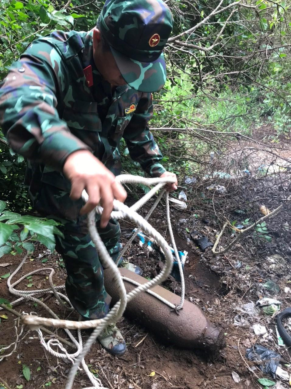 Lực lượng công binh tiến hành thu gom, xử lý quả bom.