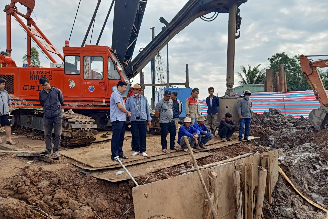 Các lực lượng khác cũng đang túc trực tại hiện trường vụ việc.